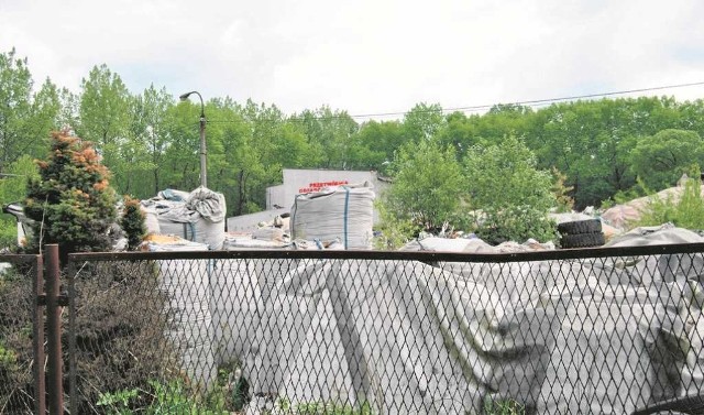 Składowisko gumowych odpadów przy ul. Słowackiego w Trzebini zajmuje 50 tys metrów sześciennych