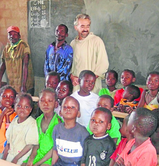 Brat Robert Wieczorek w szkole znajdującej się na terenie jego parafii w Republice Środkowego Sudanu