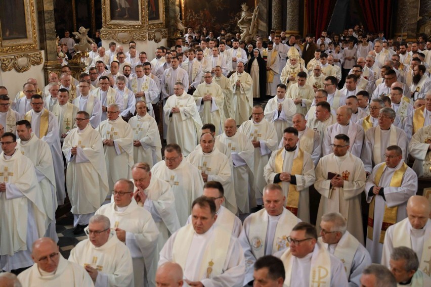 Kilkuset kapłanów koncelebrowało Mszę Krzyżma w katedrze w...