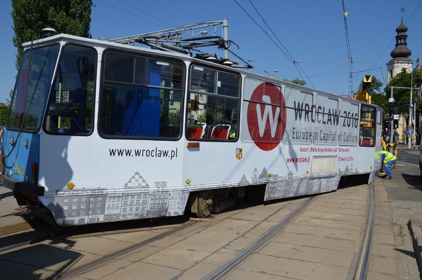 Wykolejenie tramwaju na pl. Wróblewskiego. Tramwaje jeździły objazdami (FILM, ZDJĘCIA)