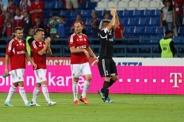 Wisła Kraków pewnie pokonała Lech Poznań 2:0 i pozostaje niepokonana na boiskach ekstraklasy.