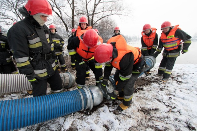 Ćwiczenia w krakowskiej szkole aspirantów pożarnictwa. Młodych adeptów tego zawodu jest za mało.