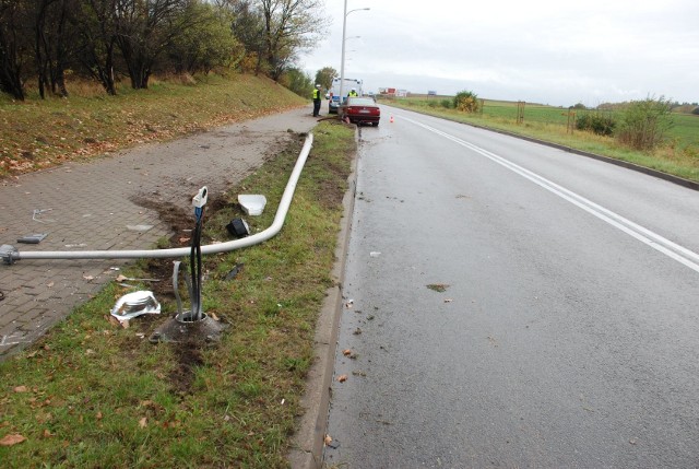 Policjanci wyjaśniają okoliczności kolizji, do której doszło wczoraj na ul. Gdańskiej w Bytowie. Kierujący bmw stracił panowanie nad pojazdem i uderzył w dwie latarnie uliczne.