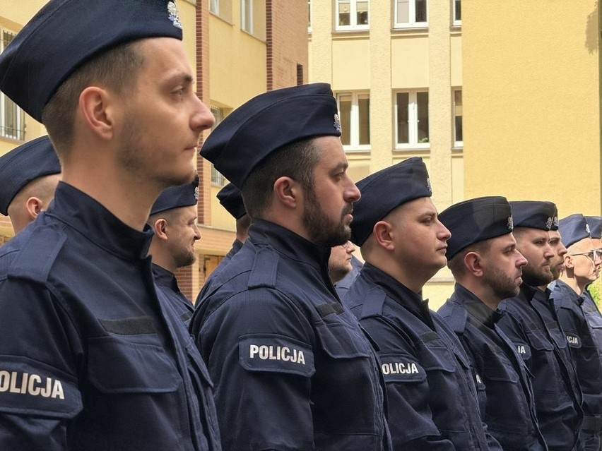 Ślubowanie nowych policjantów na dziedzińcu Komendy...