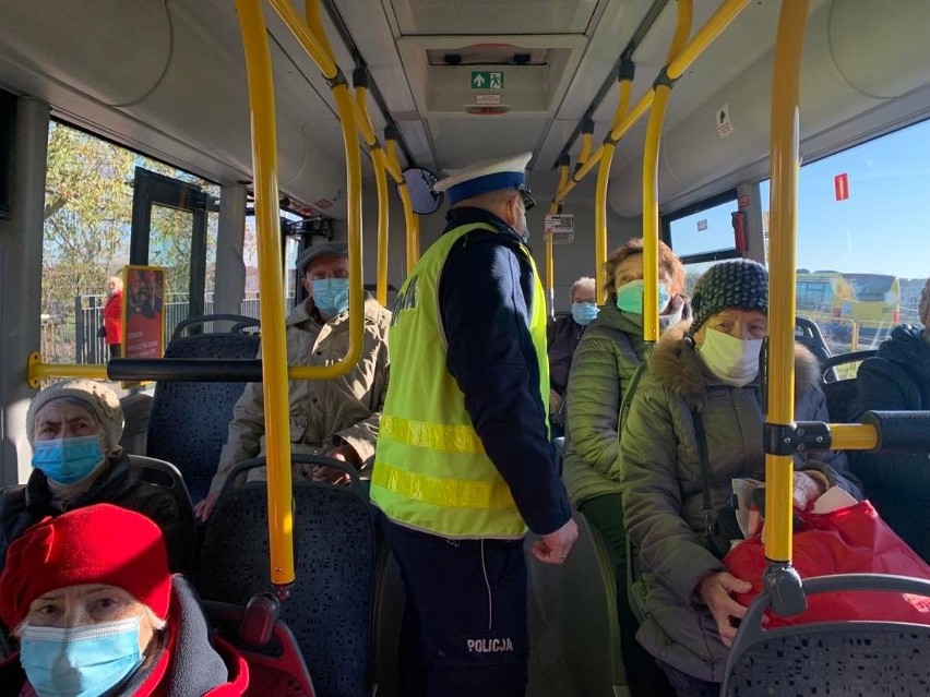 Pasażerowie autobusów bez maseczek. Policja coraz częściej wystawia mandaty