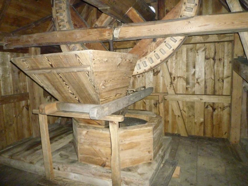 Zabytkowy wiatrak trafił do Muzeum Rolnictwa im. ks. Krzysztofa Kluka w Ciechanowcu [zdjęcia]
