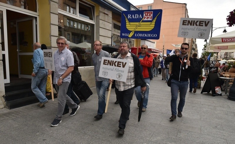 Pracownicy Enkevu wyszli na ulicę. Protest przed łódzkim magistratem [FILM]