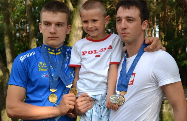 Medaliści ubiegłorocznych mistrzostw Europy Mateusz Lipa (z lewej) i Krzysztof Maksel należą do faworytów w tegorocznych ME w Portugalii. Na zdjęciu: z małym fanem, Kacprem.