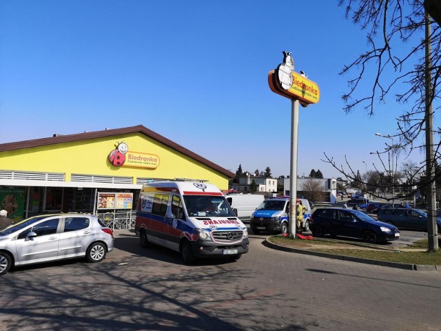 Służby zameldowały się pod Biedronką zupełnie niepotrzebnie. Informacja o bombie okazała się fatalnym żartem pijanej seniorki. Może za niego słono zapłacić...