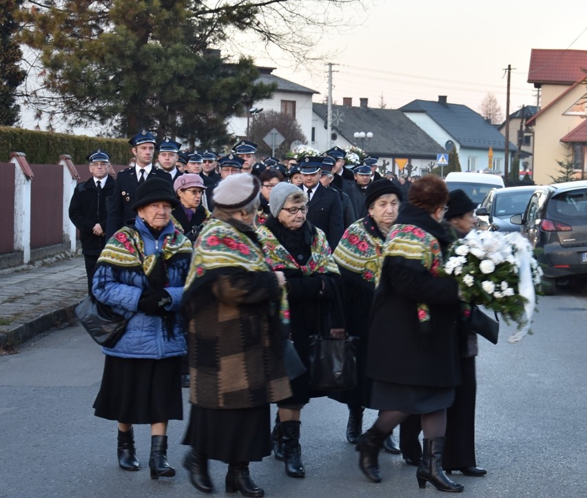 Ostatnia droga Wioli, strażaczki z Łęk. Spoczęła na cmentarzu w Bielanach. Na pogrzebie było kilka tysięcy osób [ZDJĘCIA]