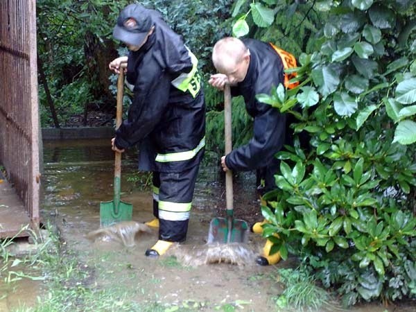 Walka z wodą na ul. Olbrachta w Rzeszowie.