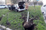 Wypadek dwóch samochodów na Rondzie Żołnierzy Wyklętych we Wrocławiu. Uszkodzona sygnalizacja świetlna
