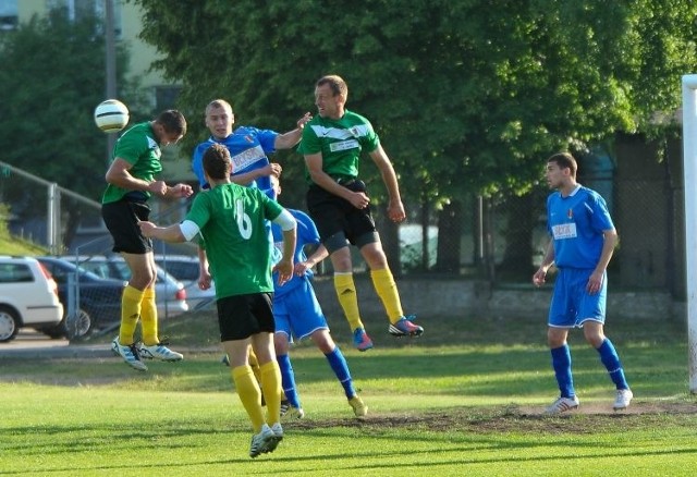 Sobotnie zwycięstwo nad 2:0 Olimpią Zambrów (niebieskie stroje) dało piłkarzom Dębu Dąbrowa Białostocka pewność utrzymania się w III lidze