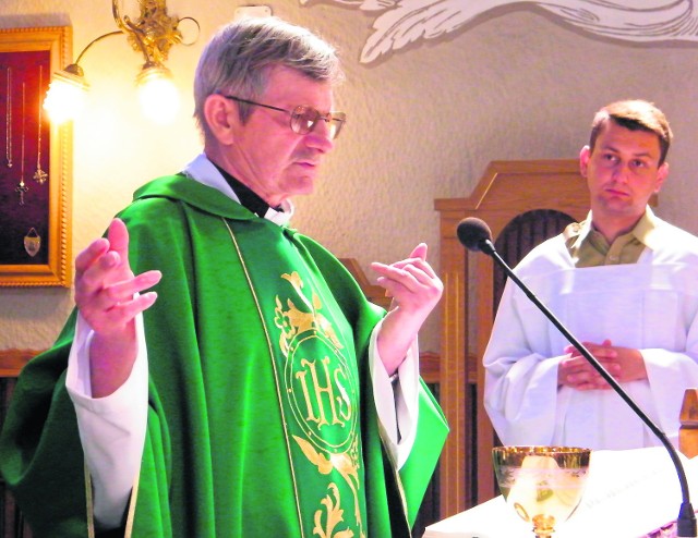 Ksiądz Wiesław Ozdoba ze strażakami związany jest od 25 lat. Ich kapelanem mianował go ksiądz biskup Jan Chrapek.