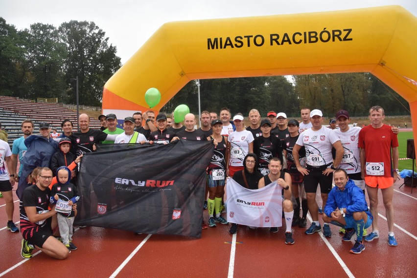 IV Rafako Półmaraton Racibórz: Kilkaset osób biegnie w strugach deszczu ZDJĘCIA