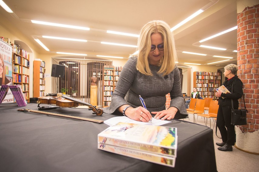 W Miejskiej Bibliotece Publicznej w Słupsku odbyło się spotkanie z Agnieszką Moniką Polak (zdjęcia)