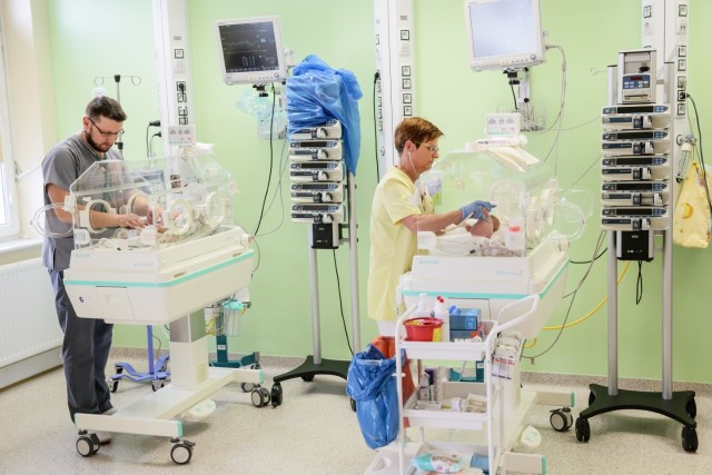 Szpitale i przychodnie w powiecie przyjmują dużo pacjentów. Na zdjęciu pracownicy Świętokrzyskiego Centrum Matki i Noworodka przy ulicy Prostej w Kielcach przy inkubatorach z niemowlakami.