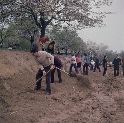 Plantowanie teren w Budziwoju (maj 1974)...