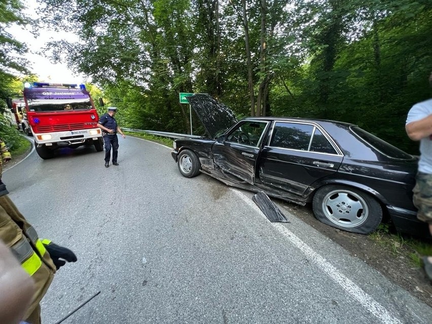 Jasienna wypadek. Zderzenie na łuku drogi. Rodzice i trójka dzieci zabrani na badania do szpitala 