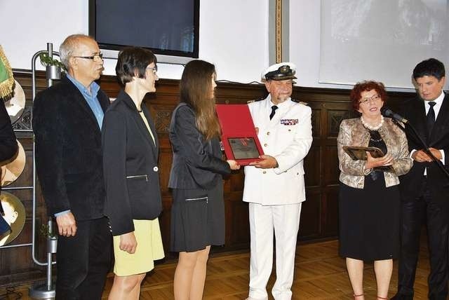 Kapitan Grycner wręczył Marcie Preis nagrodę Indywidualności szkolne
