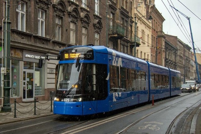 Po Krakowie kursuje tramwaj z opuszczonym pantografem, bez korzystania z sieci trakcyjnej
