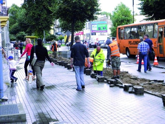 Na razie drogowcy remontują chodniki na ul. Armii Krajowej. Największe utrudnienia czekają kierowców, gdy wymieniany będzie asfalt.