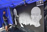 Linkin Park w Rybniku: Gigantyczny obraz zespołu malują na rynku WIDEO + ZDJĘCIA