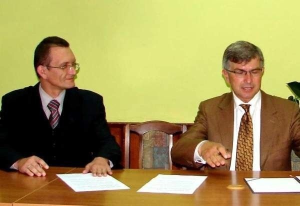 Umowę podpisali dyrektorzy szpitali, grójeckiego Andrzej Bartosiak  (z lewej) i klinicznego Marek Durlik