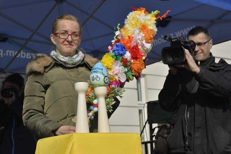 Radom. Kiermasz wielkanocny na deptaku. Udana licytacja pisanek na rzecz podopiecznych Caritas Pallotyńskiej