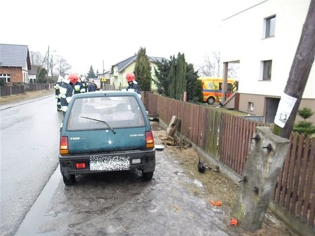 Daewoo uderzyło w hydrant. Wypadek w Kotorzu Wielkim.