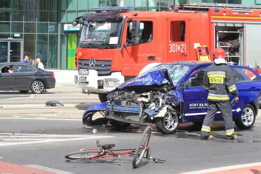 Wypadek przy Wroclavii. Osiem osób rannych, w tym dwie ciężko