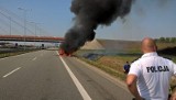 Pożar auta na autostradzie A4 w Katowicach: Jechali na urlop. Policjanci ocalili ich dobytek ZDJĘCIA + WIDEO