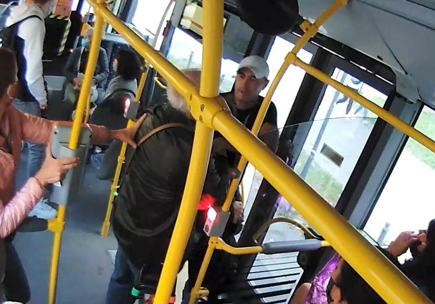 Do zdarzenia doszło w autobusie linii 55 na ul. Brzeźnej w...