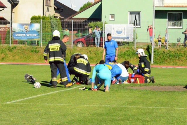 Interwencja lekarzy i strażaków w trakcie meczu Vineta - Lech Czaplinek.