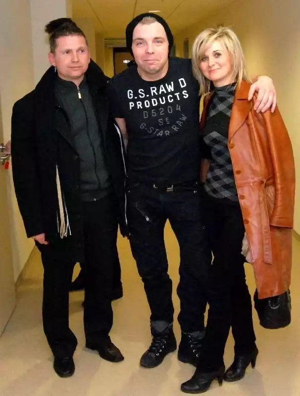 Tomasz Marynowski (z lewej) z żoną Justyną i członkiem kabaretu Ani Mru Mru, Marcinem Wójcikiem