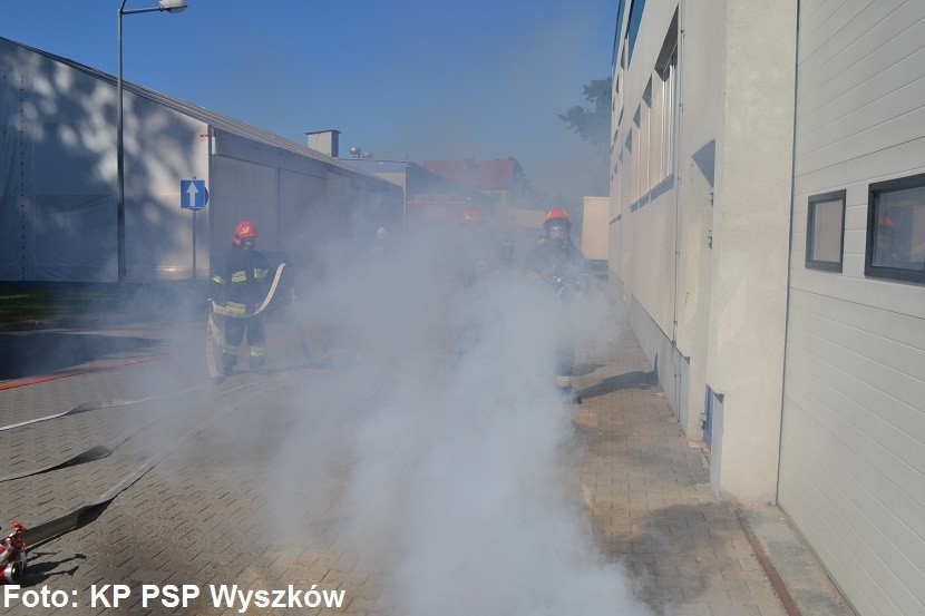Wyszków. Ćwiczenia strażackie w hali TI Poland
