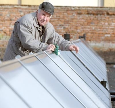 Jan Juchimiuk z firmy Rapid, która zainstalowała 60 kolektorów słonecznych na terenie należącym do domu pomocy społecznej, sprawdza ich stan