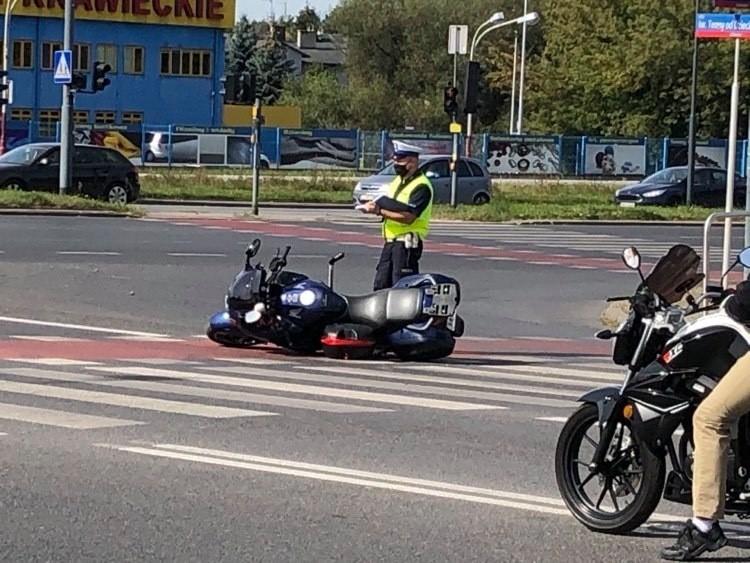 Wypadek motocyklisty w Łodzi. Zderzenie motocykla z samochodem na skrzyżowaniu al. Włókniarzy i św. Teresy