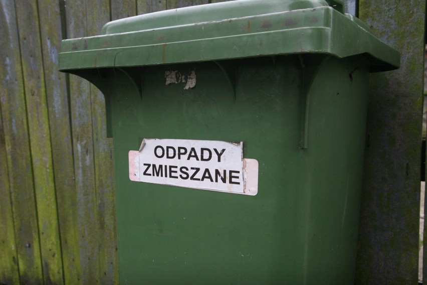 Odbiór odpadów w Ostrowi. Na XXIII sesji rady miasta burmistrz wyjaśniał, dlaczego wybrano droższą ofertę