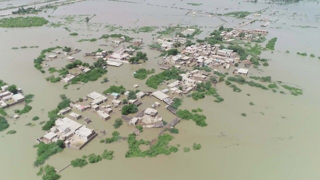 Między czerwcem a sierpniem w Pakistanie spadło o 190 proc. więcej deszczu niż wynosi 30-letnia krajowa średnia