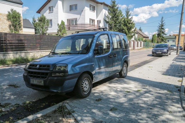 Robotnicy najpierw omijali wrak. Potem w tajemniczy sposób został przesunięty o kilka metrów i remont chodnika udało się dokończyć