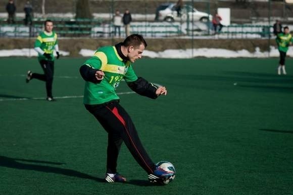 Piłkarze drugoligowej Siarki Tarnobrzeg (z piłką Dariusz Frankiewicz) rozegrali w środę sparing z GKS-em Tychy.