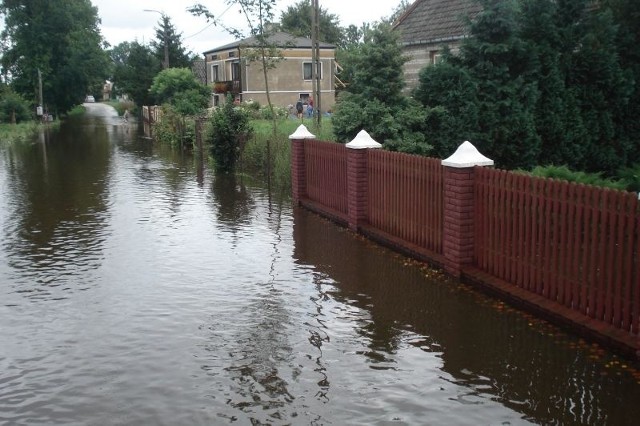 Woda zalała pola i wdarła się na teren gospodarstw w Rzeczniowie.