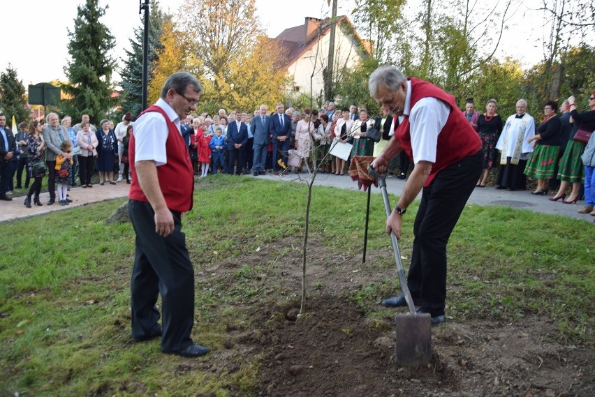 Kobylany mają 620 lat. Seniorzy wspominali dawne czasy i posadzili dąb pamięci [ZDJĘCIA]