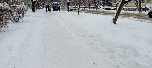 W powiecie jędrzejowskim ulice są przejezdne, ale za to należy zachować wzmożoną ostrożność na chodnikach. Ślisko może być nawet na chodniku wysypanym piaskiem. Uważajcie zarówno na drogach jak i chodnikach!