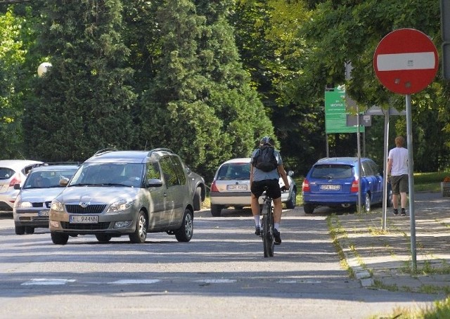 Niestety, wielu rowerzystów jeździ tak, jakby kompletnie nie znało przepisów ruchu drogowego.