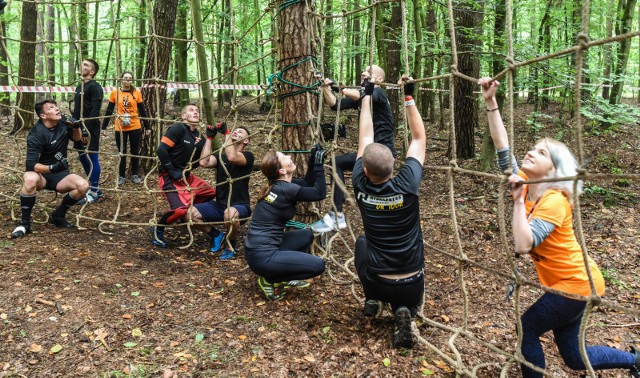 Na uczestników piątej już edycji Terenowej Masakry w Myślęcinków czekał wyjątkowo bogato urozmaicony tor przeszkód - tych przygotowanych specjalnie na imprezę oraz wynikających z naturalnego ukształtowania terenu. Zasada był boleśnie prosta - im dłużej biegniesz, tym więcej utrudnień masz do pokonania. Śmiałków jednak nie brakowało, którzy w pisaku, błocie i wodzie z uśmiechem pokonywali trasę biegu na 5 lub 10 km. Wszystkim gratulujemy żelaznej kondycji i świetnej zabawy!źródło: TVN Meteo Active / x-news