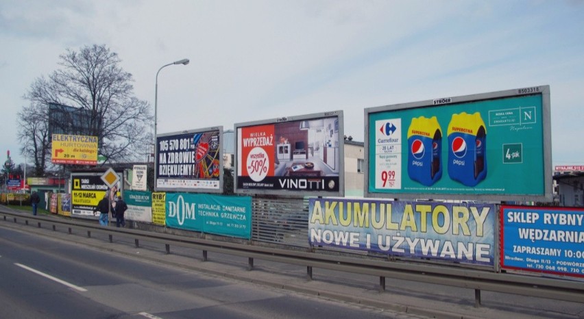 Reklamoza we Wrocławiu. Miasto miało pozbyć się szpecących reklam, od 4 lat  czekamy na uchwałę krajobrazową [ZDJĘCIA] | Gazeta Wrocławska