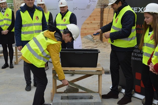 Wmurowanie kamienia węgielnego w fundament powstającej szkoły