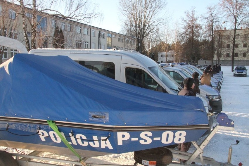 Świętorzyscy policjanci zyskali łódź i kilkanaście wozów (WIDEO, ZDJĘCIA)